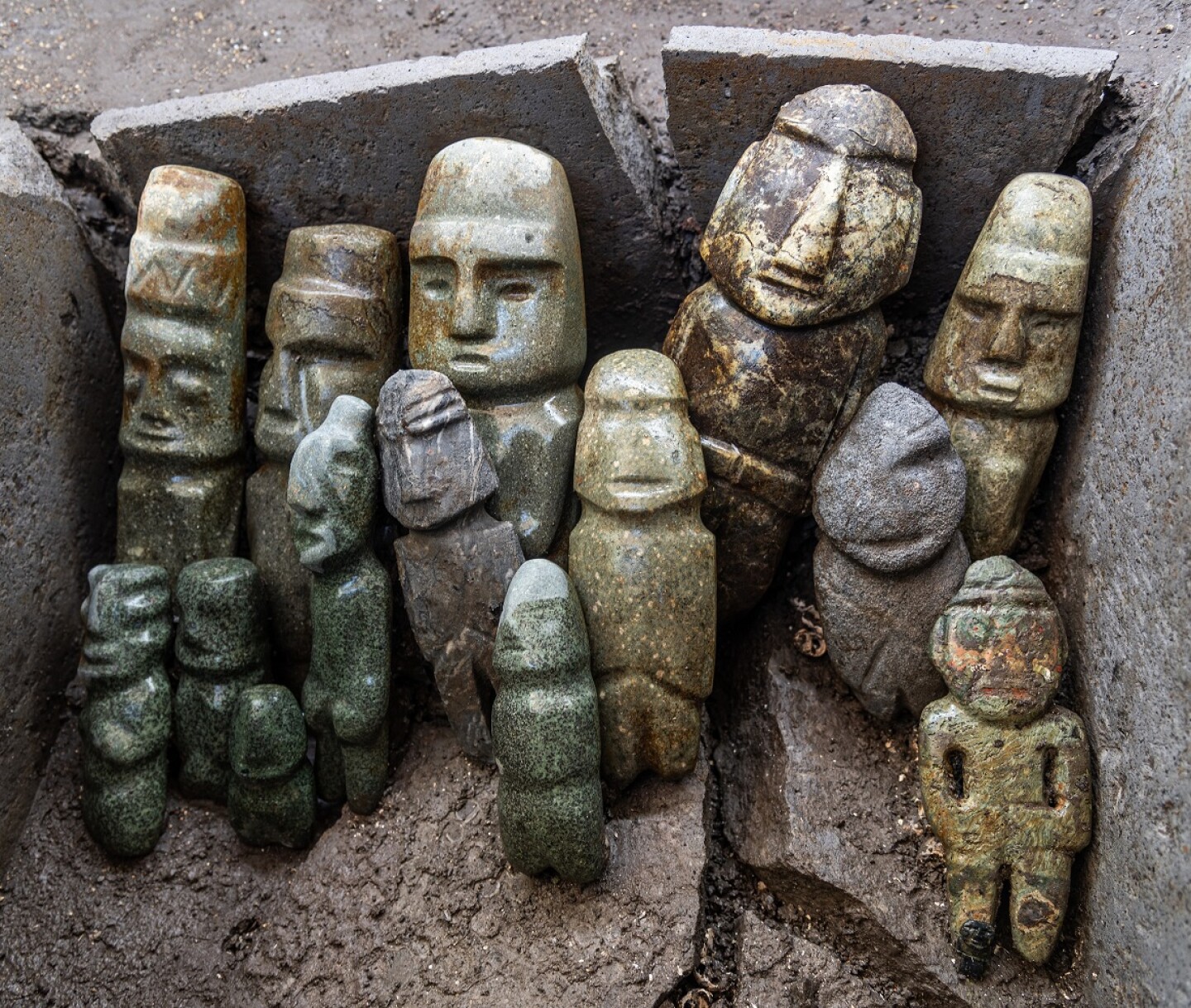 PTM halló un cofre de piedra con 15 esculturas antropomorfas y numerosas cuentas de piedra verde, caracoles, conchas y corales marinos. . Foto cortesía PTM (6)