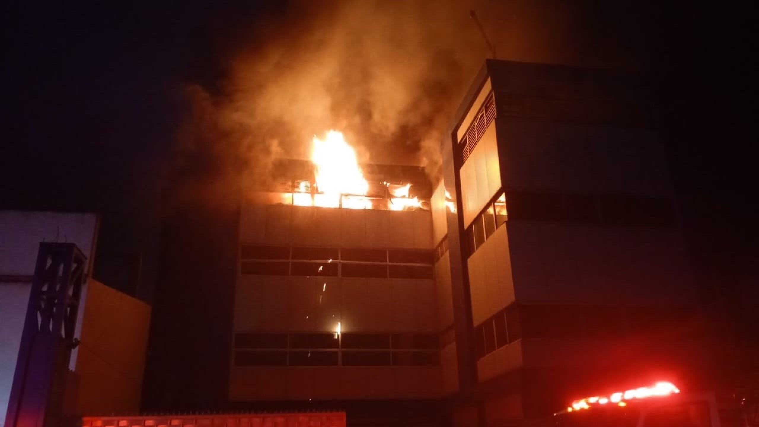 incendio-en-guadalajara-inmuebles-se-queman-cerca-del-mercado-de-abastos
