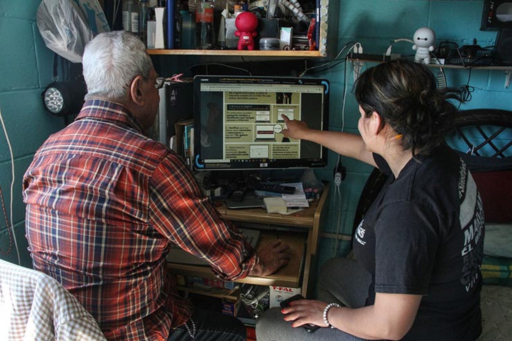 Con ayuda de familiares más jóvenes, adultos mayores intentan registro para la vacuna contra COVID-19.