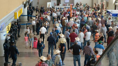 CULIACÁN, SINALOA, 08ABRIL2019.- Productores agrícolas y campesinos tomaron el Aeropuerto Internacional de Culiacán como medida para demandar mejor precio a sus cosechas de maíz. Luego de sostener una reunión frente a las instalaciones de la Secretaría de Agricultura y Desarrollo Rural, cerca de 200 campesinos y productores se enfilaron hacia el aeropuerto.FOTO: JUAN CARLOS CRUZ /CUARTOSCURO.COM