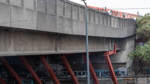 Continúan los trabajos de apuntalamiento de la vía elevado del metro Pantitlán, en la Línea 9, autoridades han colocado varias columnas para reforzar la desunión entre dos bloques.