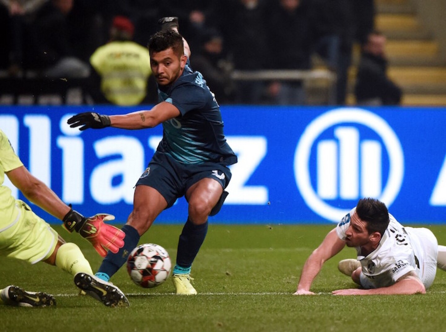 Tecate_Corona_asaltado