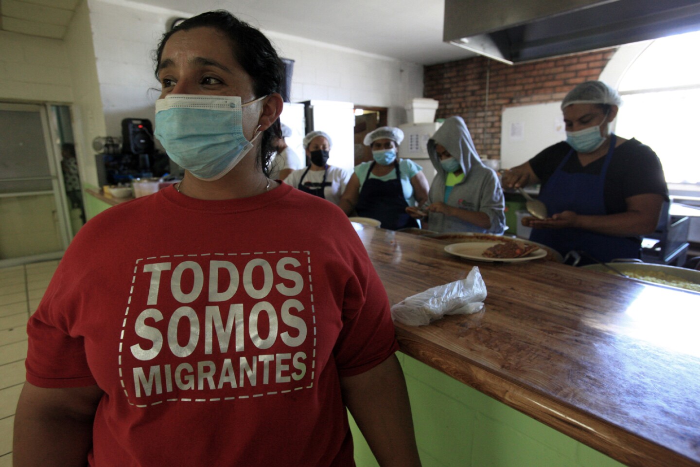 Migrantes viven con esperanza y alegría la eliminación de "Quédate en México"