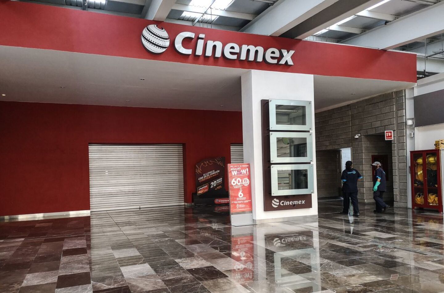 Las dos principales cadenas exhibidoras en México: Cinemex y Cinépolis, se encuentran en una compleja situación económica luego que sus salas tuvieran que cerrar nuevamente en diciembre de 2020 debido a la pandemia de covid-19 en el país.