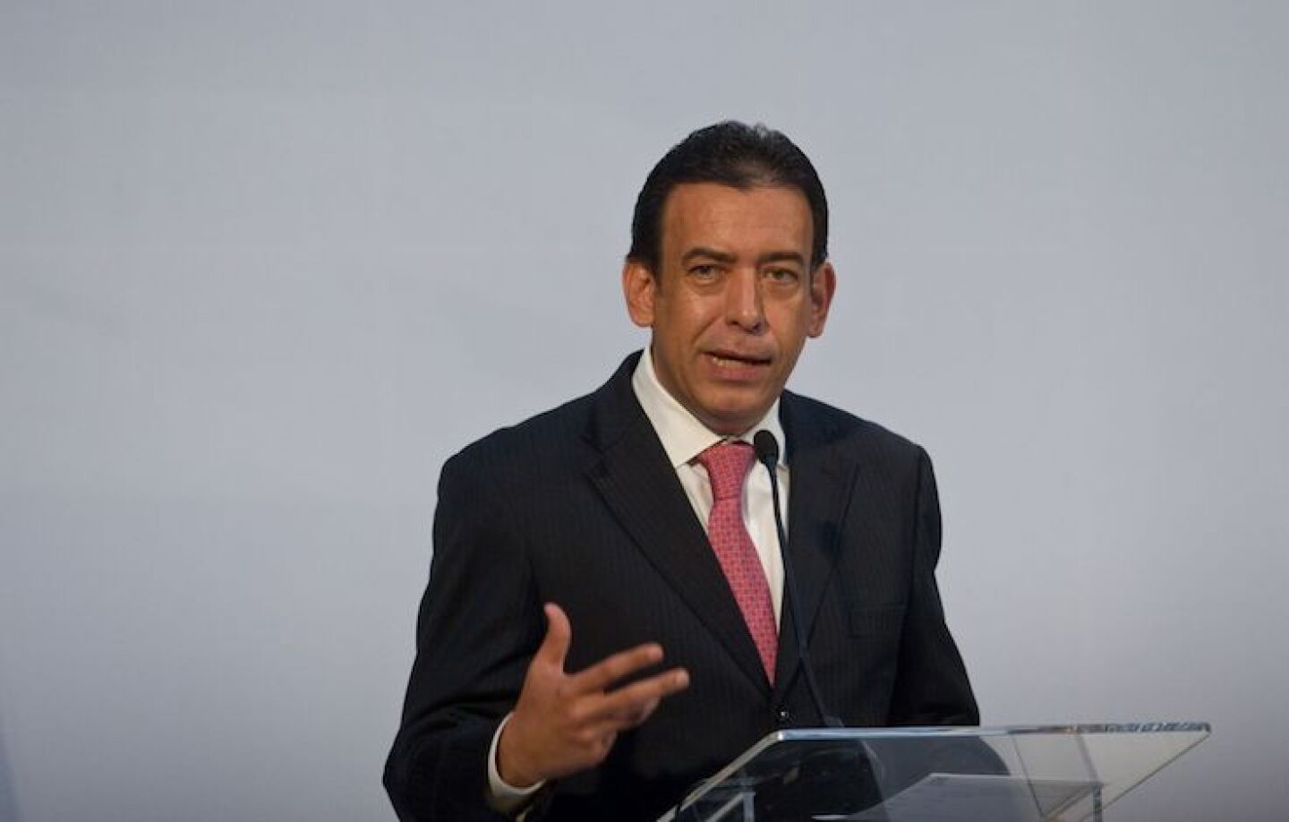 MÉXICO, D.F., 17NOVIEMBRE2011.- Humberto Moreira, líder nacional del PRI, firmó, junto con el Panal y el PVEM, el Convenio de Coalición, para ir juntos en la elección de 2012. FOTO: ISAAC ESQUIVEL/CUARTOSCURO.COM