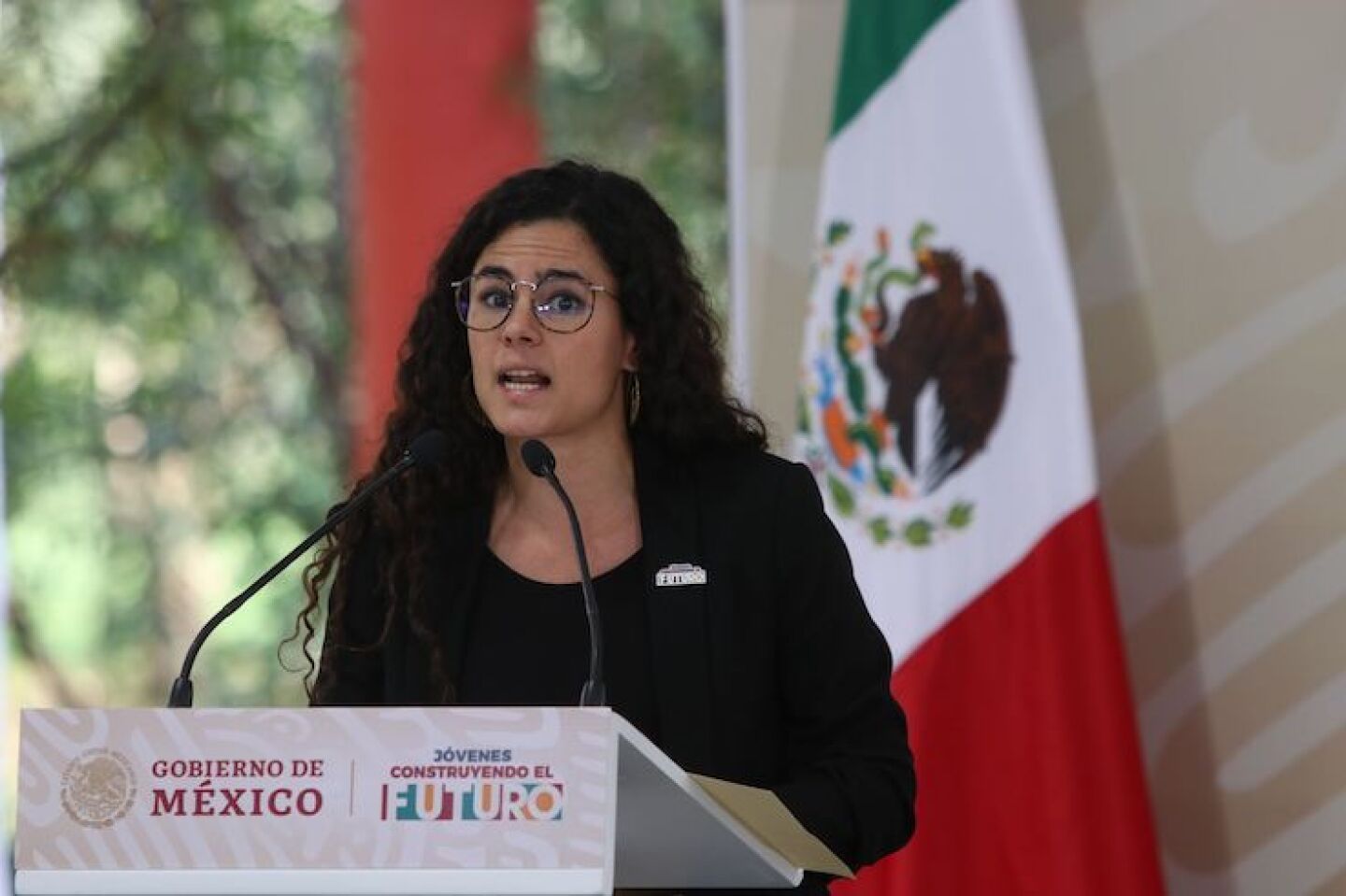 Luisa María Alcalde, secretaria de Trabajo y Previsión Social, durante la supervisión del programa “Jóvenes Construyendo el Futuro”, realizado en el Parque Ecológico Xochimilco