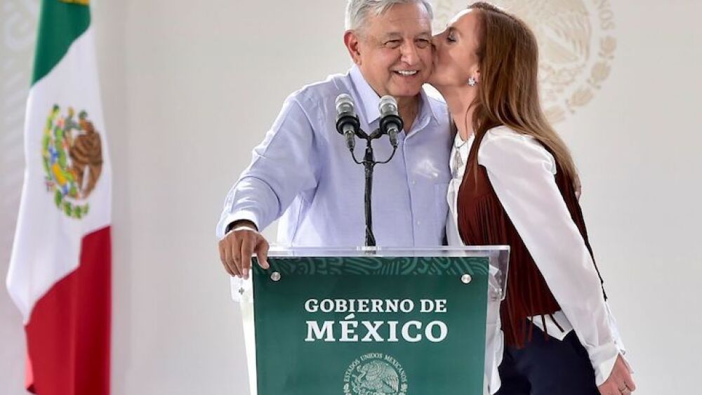 Andrés Manuel López Obrador, presidente de México, y su esposa Beatríz Gutiérrez Müller encabezaron la entrega de apoyos en el estado de Aguascalientes.