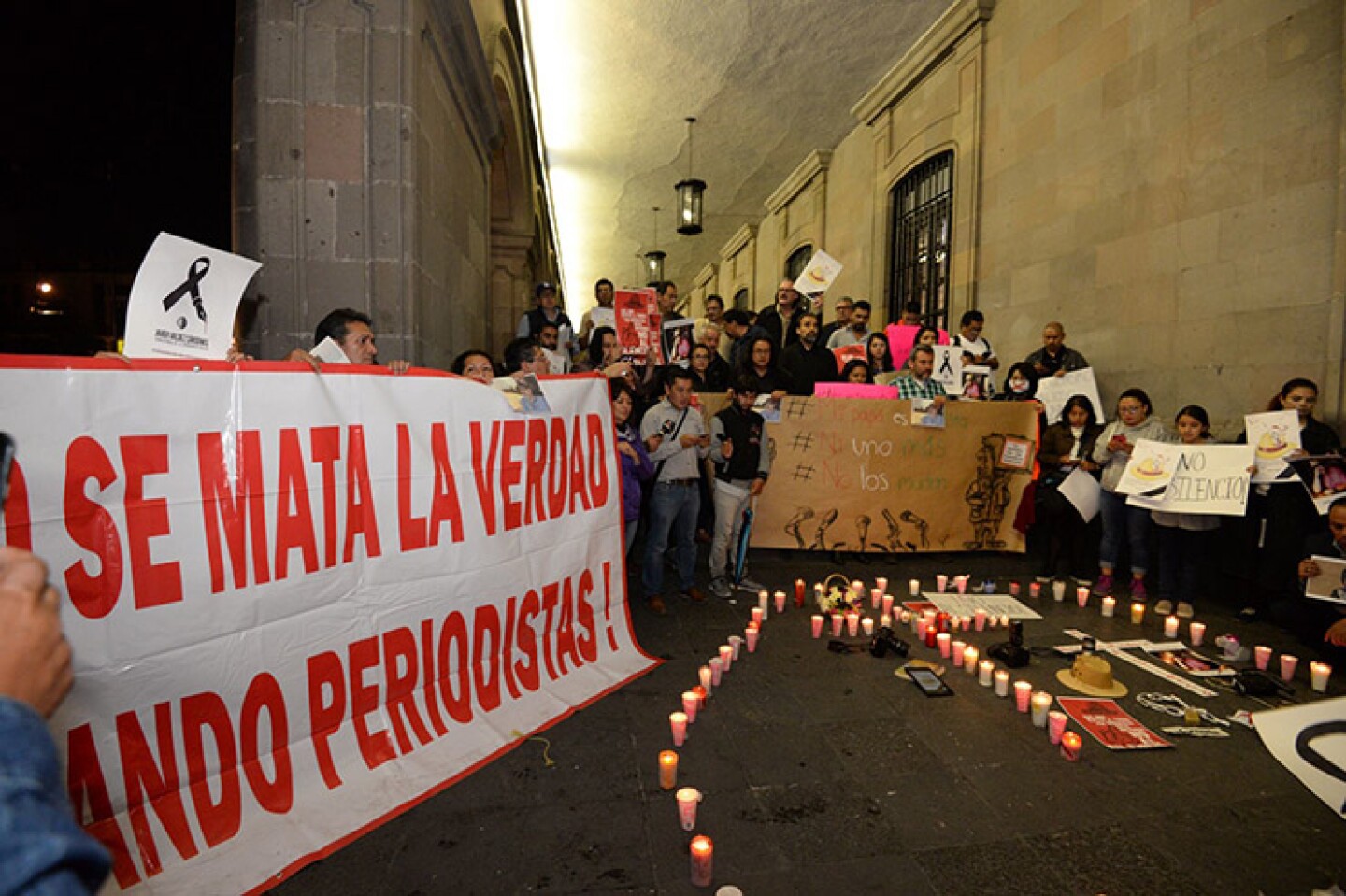 TOLUCA, ESTADO DE MÉXICO, 19MAYO2017.- A las puertas de Palacio de Gobierno periodistas del Estado de México se manifestaron exigiendo justicia por el asesinado de Javier Valdez, Miroslava Breach, la reciente desaparición de Salvador Adame en Michoacá