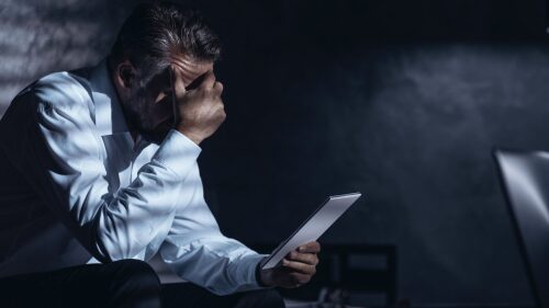 Empresario preocupado, bancarrota, insomnio