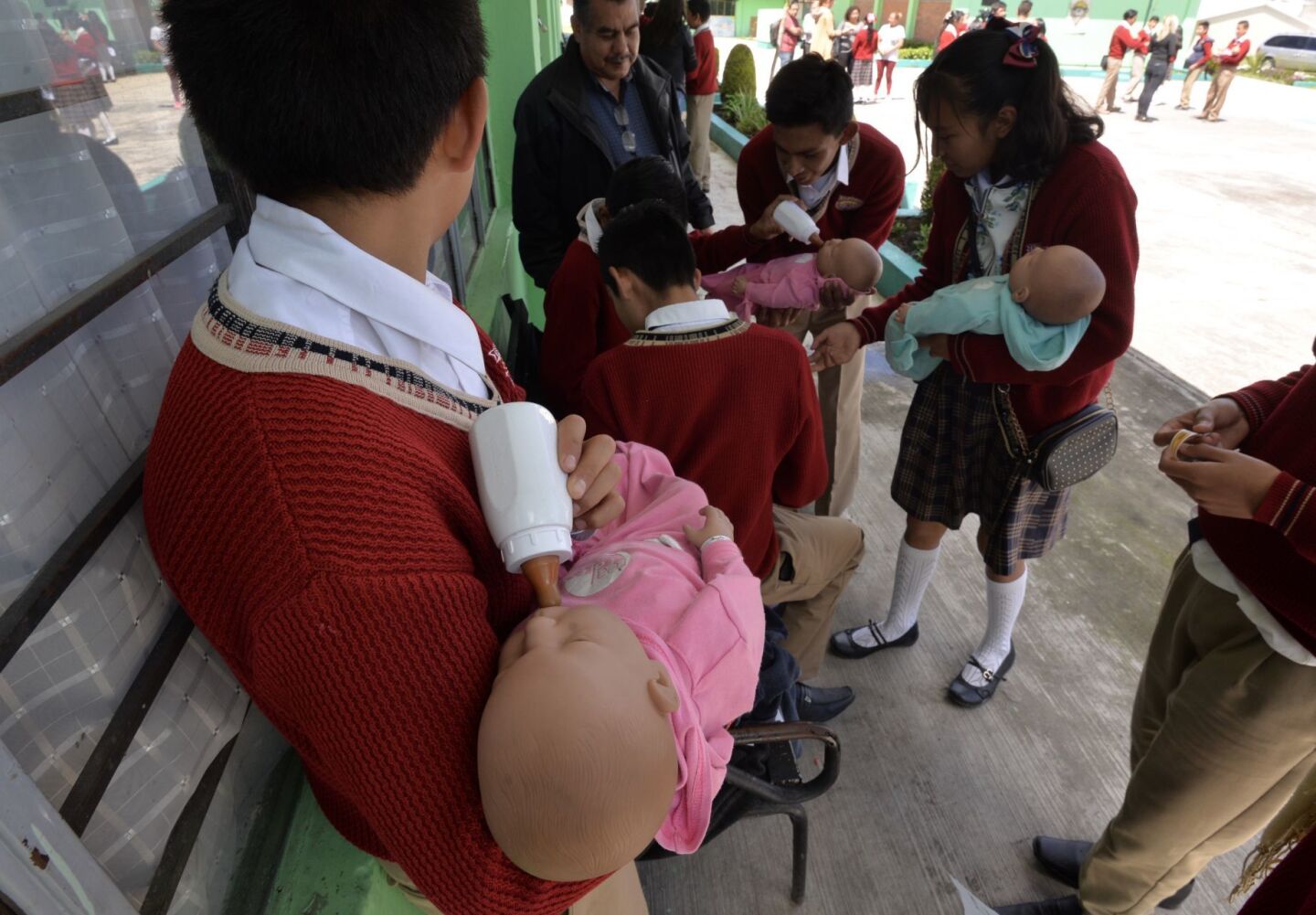 TOLUCA, ESTADO DE MÉXICO, 26SEPTIEMBRE2018.- Durante 3 horas estudiantes de secundaria participaron en el taller de Prevención del Embarazo en Adolescentes, cuidando a bebés virtuales solos o en pareja y con pláticas se busca crear conciencia en los jóvenes sobre la responsabilidad de tener un hijo a esta edad, esto en el marco del Día Mundial para la Prevención del Embarazo No Planificado en Adolescentes. FOTO: ARTEMIO GUERRA BAZ /CUARTOSCURO.COM