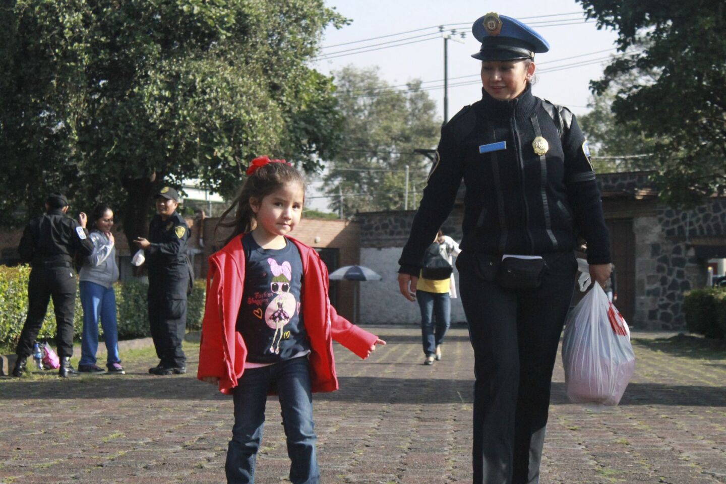 MÉXICO, D.F., 05SEPTIEMBRE2015.- La secretaria de Seguridad Publica del Distrito Federal junto con la Liga Bancomer MX reunieron a decenas de familias, integradas por fuerzas de protección civil, en el Centro de Capacitación de la Federación Mexicana de Fútbol con el propósito de agradecer su esfuerzo y entrega. Al evento asistieron Hiram Almeida, Secretario de Seguridad Pública del Distrito Federal y Enrique Bonilla, presidente Ejecutivo de la Liga.FOTO: DANIEL HUERTA /CUARTOSCURO.COM