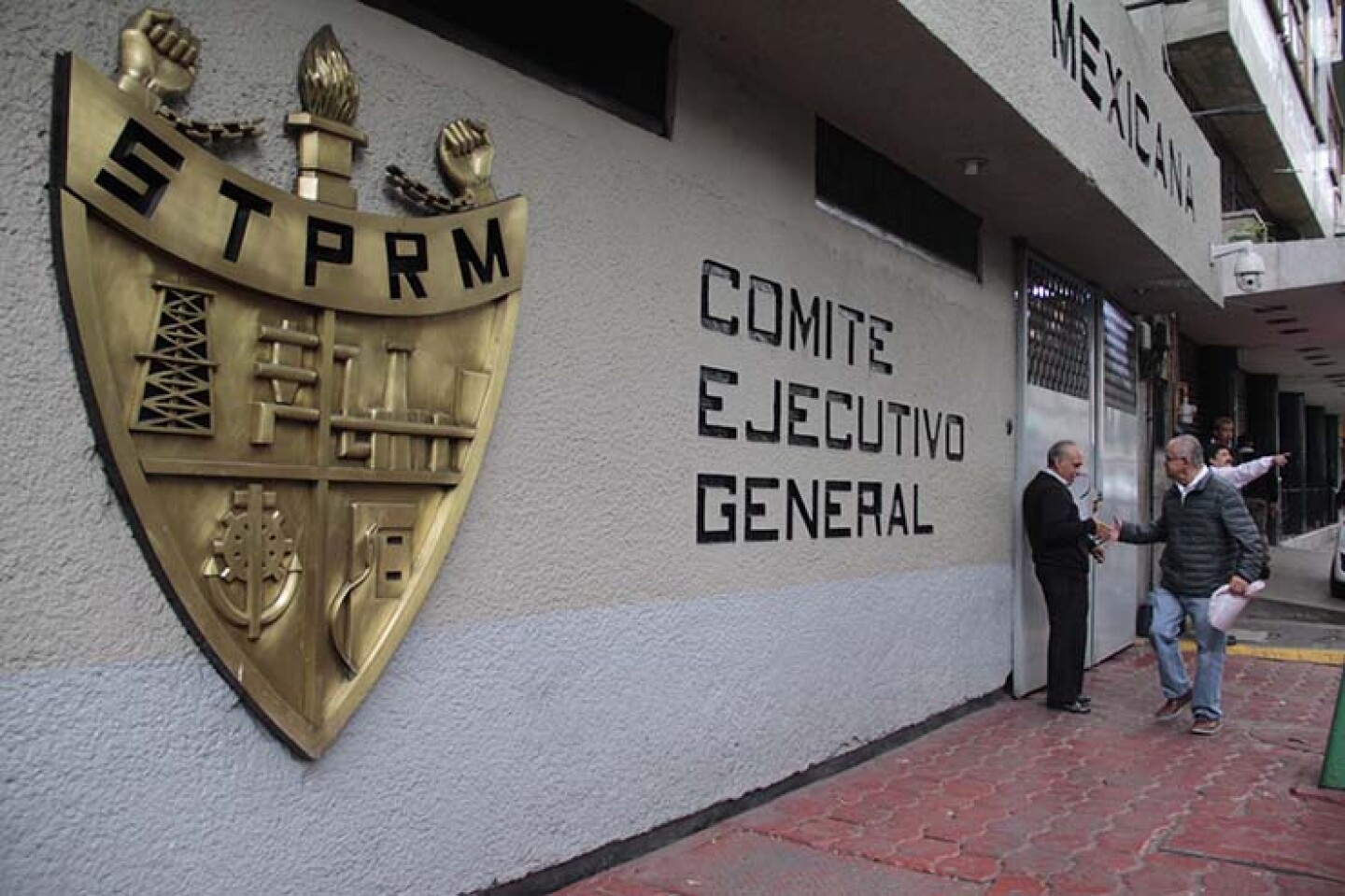 CIUDAD DE MÉXICO, 16OCTUBRE2019.- Miembros del sindicato Petrolero (STPRM) se reunieron a puerta cerrada en las instalaciones del Comité Ejecutivo General. FOTO: ANDREA MURCIA /CUARTOSCURO.COM