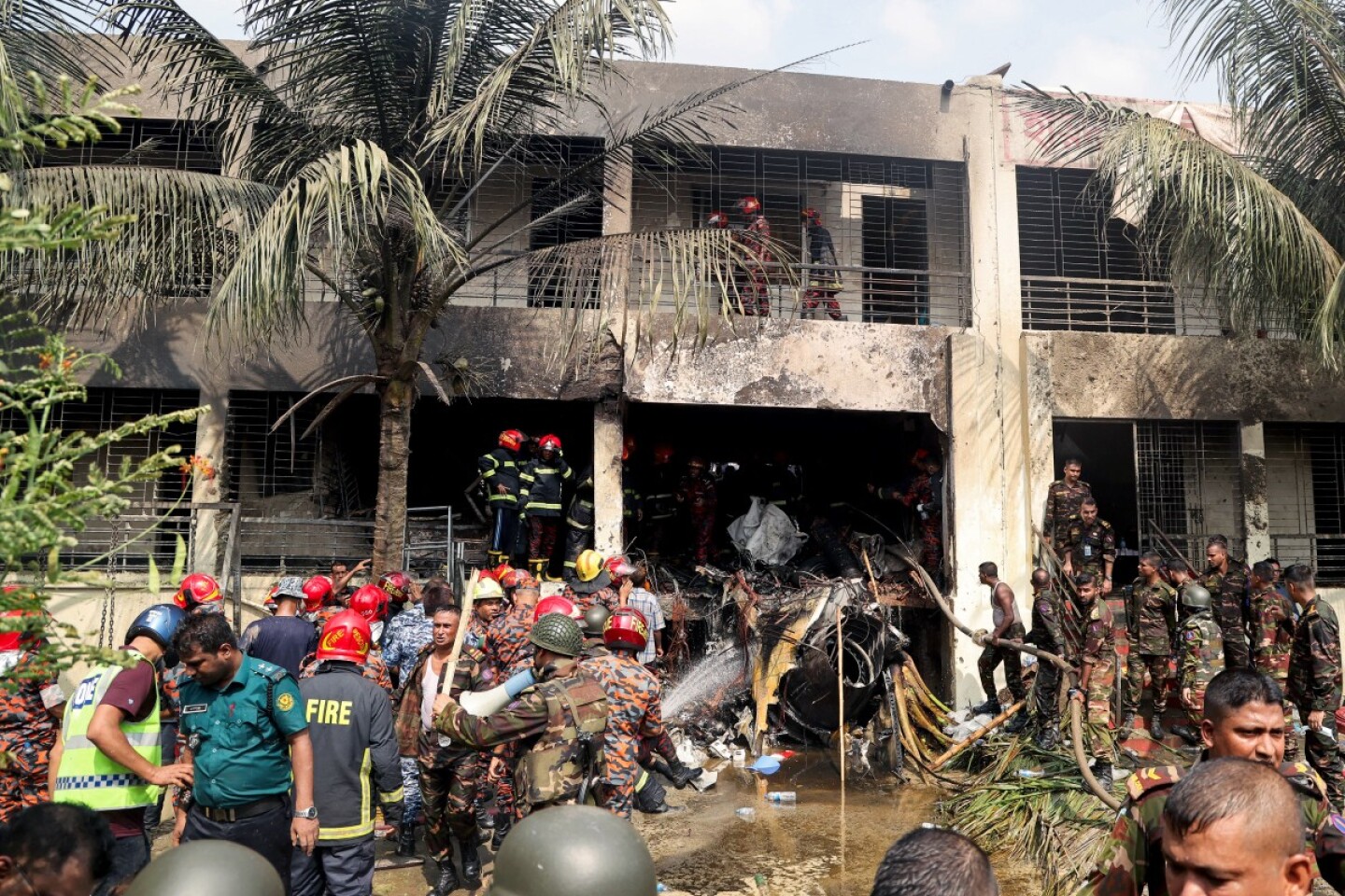 Avión se estrelló en escuela de Bangladesh