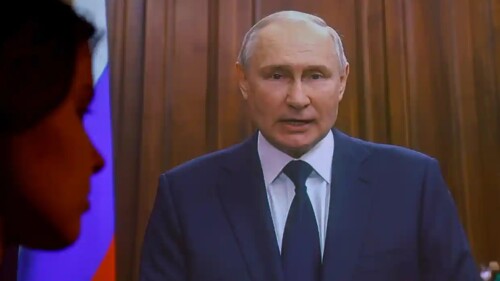 mujer rusa ve el video del discurso de vladimir putin rebelión grupo wagner