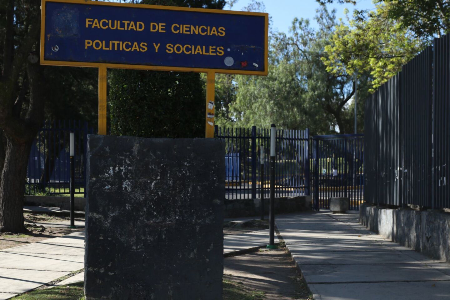 Entradas de la Facultad de Ciencias Políticas y Sociales permanecen cerradas con candados.