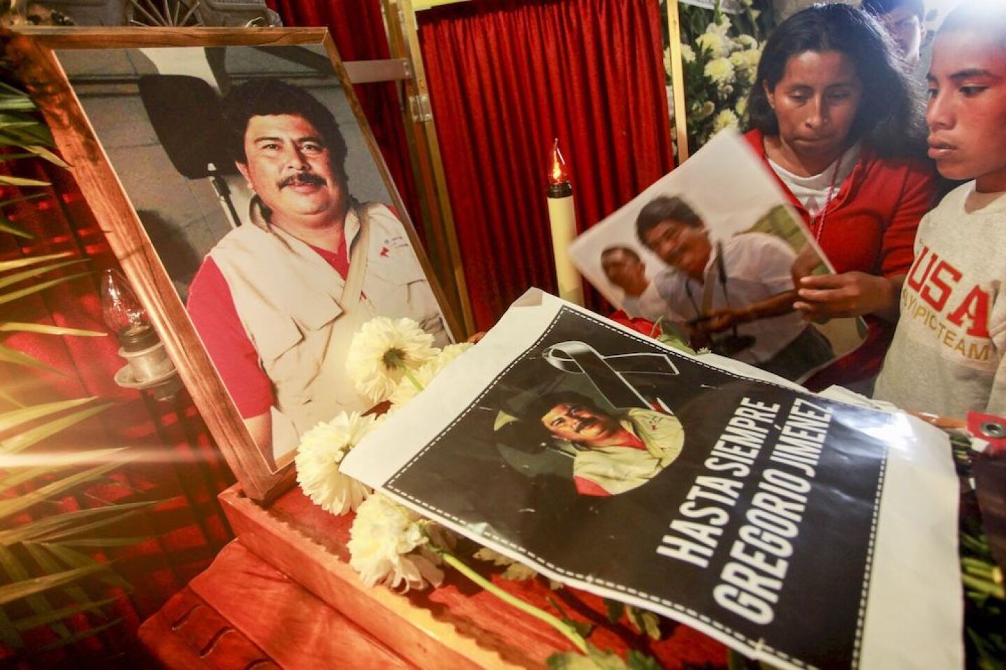 COATZACOALCOS, VERACRUZ, 12FEBRERO2014.- Fueron velados los restos del periodista de nota roja, Gregorio Jiménez, en una casa de la congregación de Villa Allende. El periodista fue encontrado sin vida en una fosa clandestina después de haber desaparecido el pasado 05 de febrero. Las autoridades estatales informaron que las indagatorias coinciden con un asesinato derivado de problemas personales. FOTO: FÉLIX MÁRQUEZ / CUARTOSCURO.COM