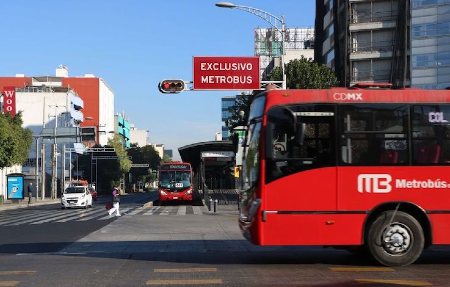 Pese a las protestas por vecinos de la colonia Narvarte por la ampliación de la Línea 5 del Metrobús, trabajadores del gobierno de la ciudad ya realizan trabajos de levantamiento de asfalto.