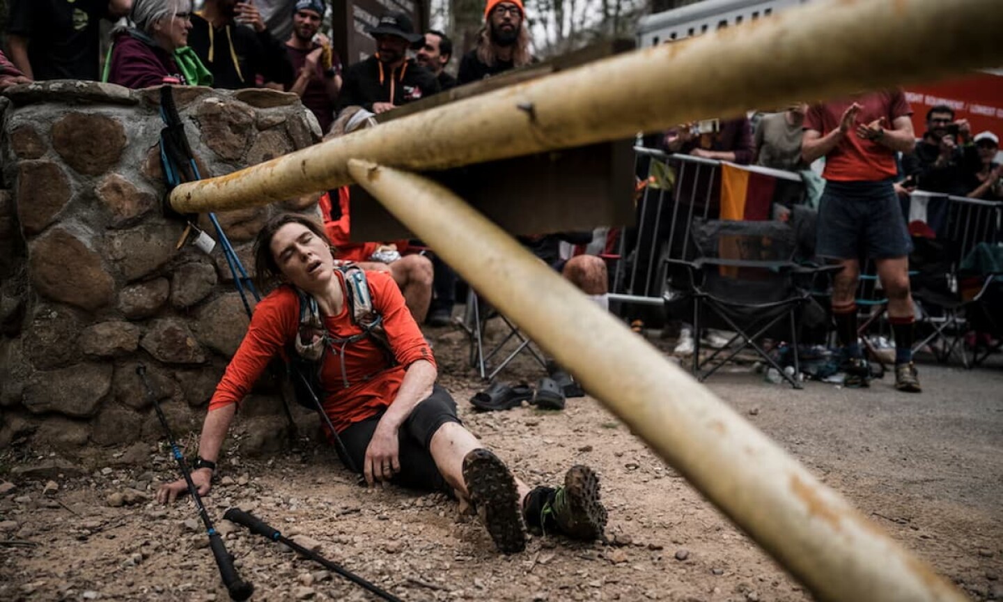 Una exhausta Jasmin Paris se desploma en el suelo tras terminar los Barkley Marathons. Foto: Jacob Zocherman