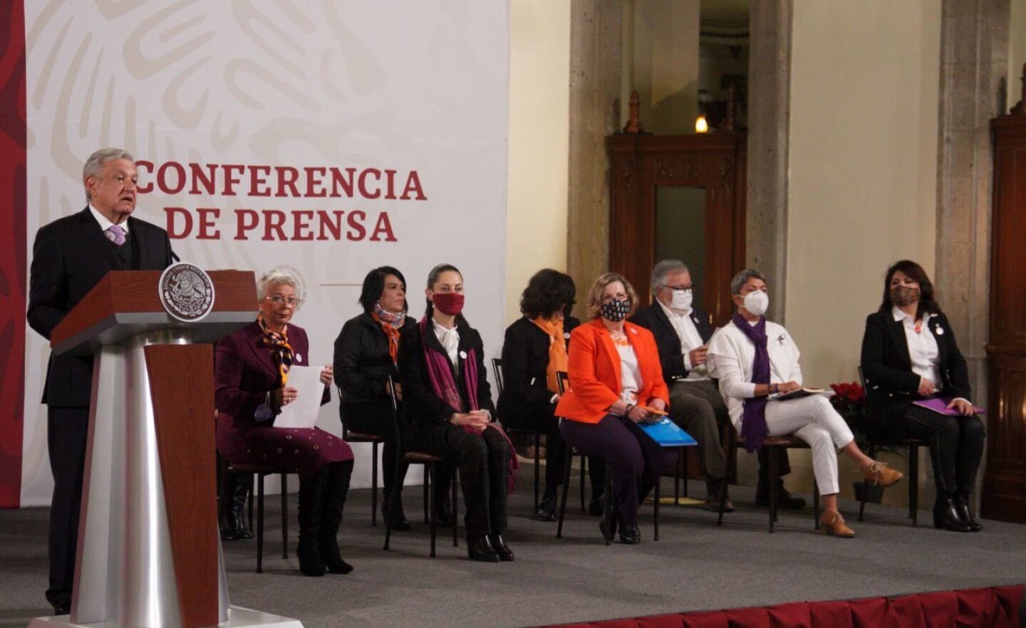 Andrés Manuel López Obrador, presidente de México, acompañado de  Olga Sánchez Cordero, secretaria de Gobernación; Claudia Sheinbaum Pardo, Jefa de Gobierno de la Ciudad; Nadine Gasman Zylbermann, presidenta del Instituto de las Mujeres; Karla Quintana Osuna, titular de la Comisión Nacional de Búsqueda; María Fabiola Alanís Sámano, titular de l Comisión Nacional para Prevenir y Erradicar la Violencia Contra las Mujeres (CANAVIM); Alicia María Leal Puerta, secretaria ejecutiva del grupo interinstitucional de Estrategia para Violencias (GIEV); Marís del Rocío García Pérez, titular del Sistema Nacional para el Desarrollo Integral de la Familia (DIF); Luz Rosales Esteva, titular del Instituto Nacional de Desarrollo Social (INDESOL)  y Alejandro Encinas Rodríguez, subsecretario de Derechos Humanos, Población y Migración. conferencia de prensa en el Palacio Nacional