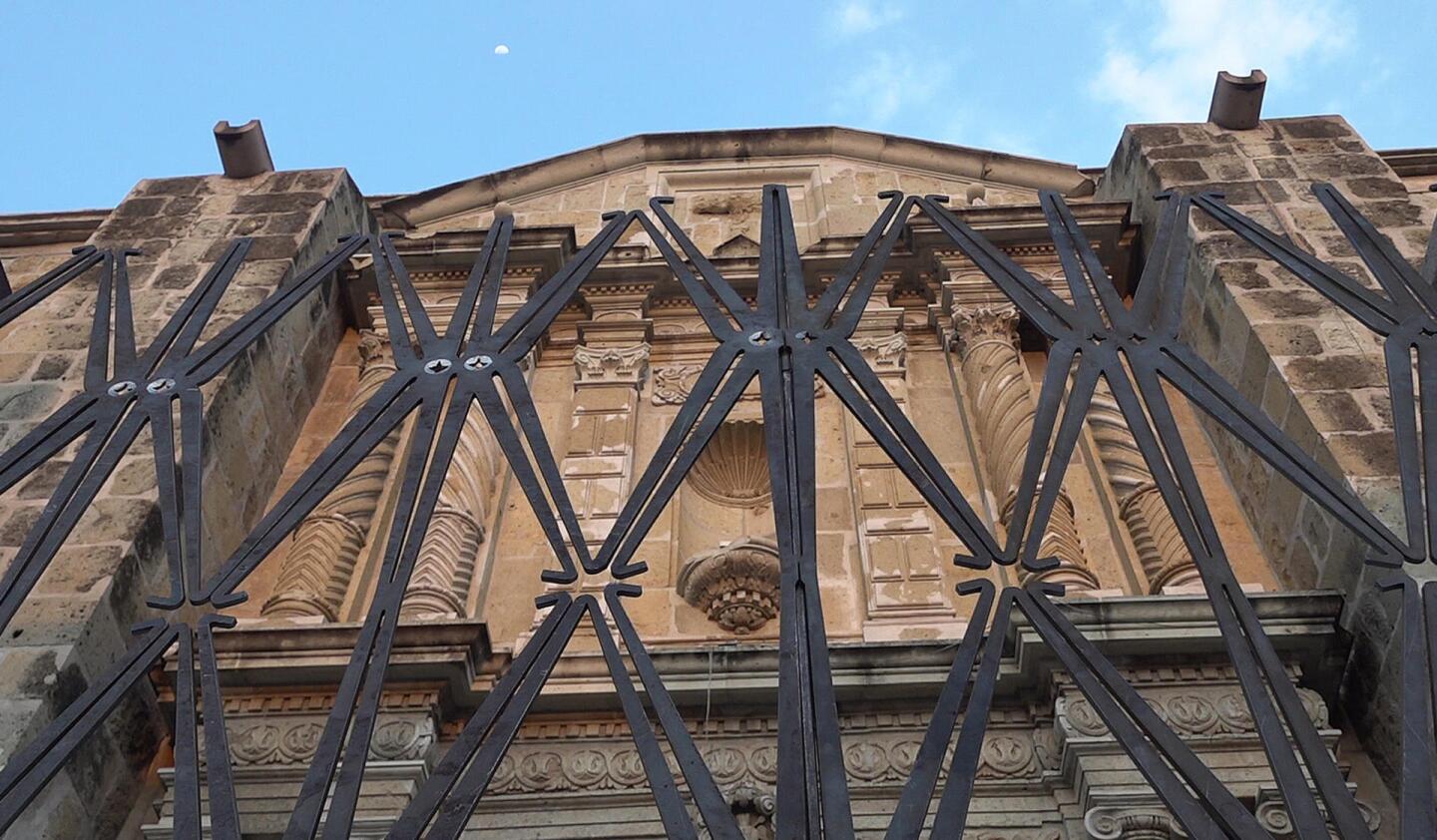 Una obra póstuma del artista Francisco Toledo se erige en un templo del sur de México
