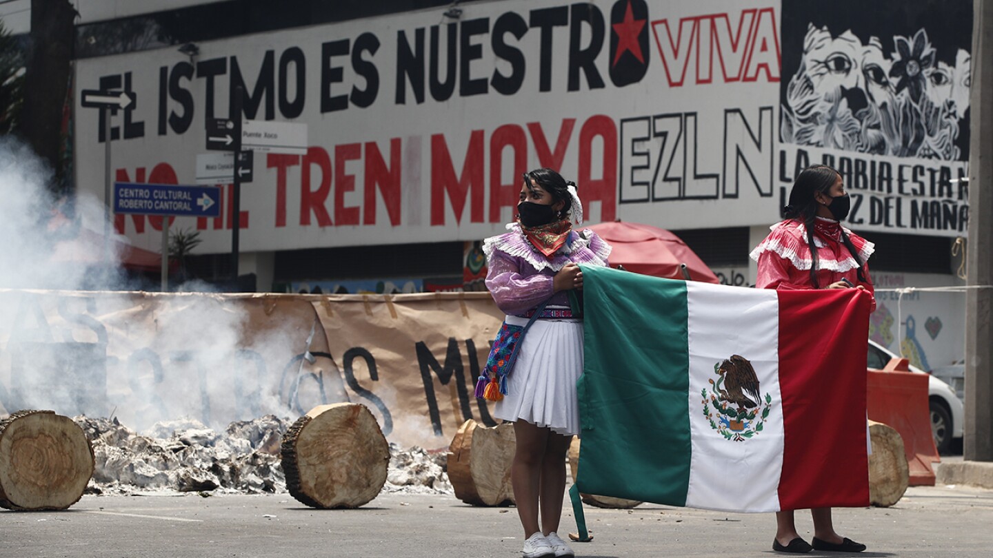 Indígenas otomíes piden acciones tras seis meses ocupando edificio en México