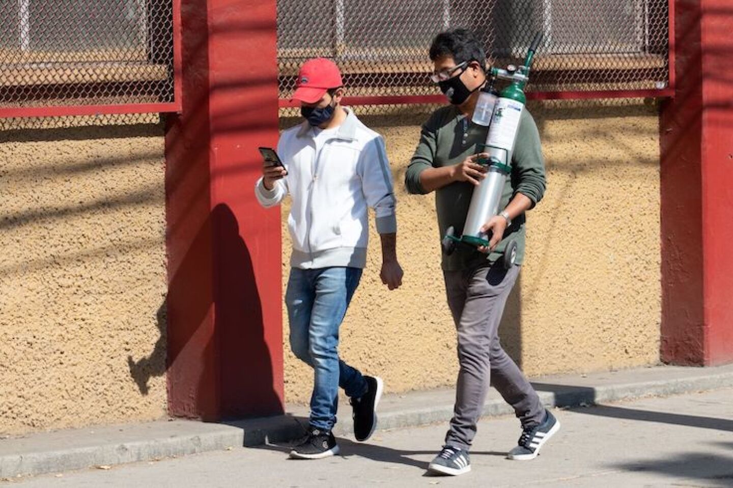 Dos personas cargaron con un oxígeno enfrente de las inmediaciones del Hospital General
