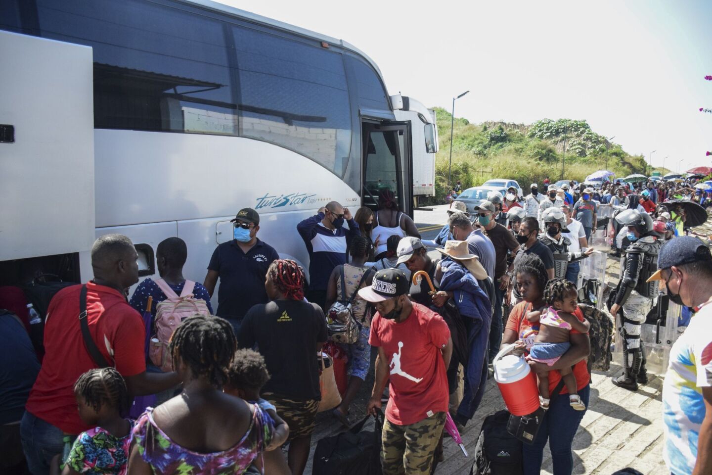 Migrantes de Haití durmieron sobre la carretera para poder abordar lo más pronto posible los camiones. Un aproximado de 19 camiones salieron de Tapachula rumbo a los diferentes estados de México, son cientos de caminantes que se encuentran desesperados para poder salir de Chiapas.