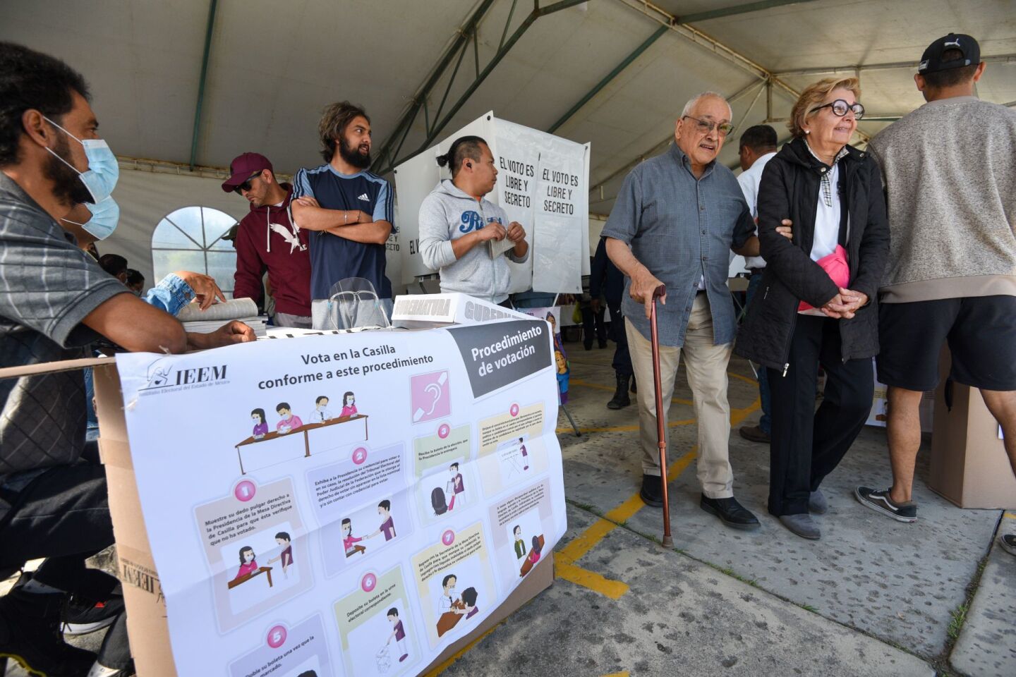 Desde temprana hora habitantes Del Valle de Toluca acudieron a emitir su voto para la elección a Gobernador del Estado de México.