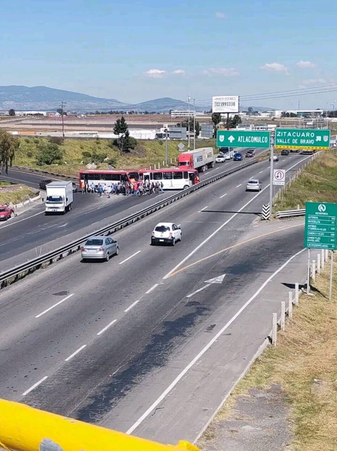 bloqueo-carretera-toluca-atlacomulco-hoy-protesta-en-el-trebol-1-957x1280