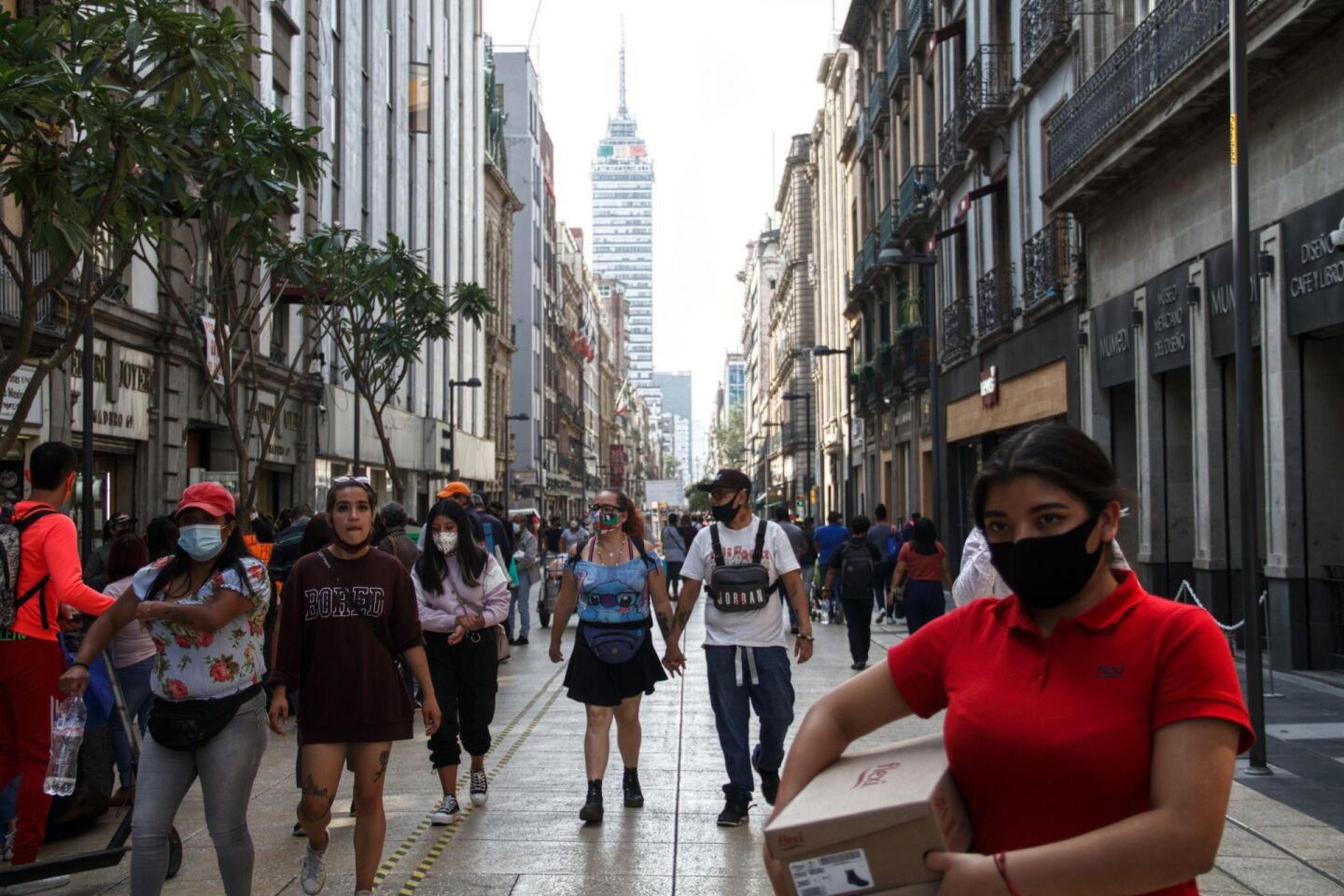 Cientos de personas visitan el Centro Histórico de la Ciudad mientras que continuamos en semaforo Naranja