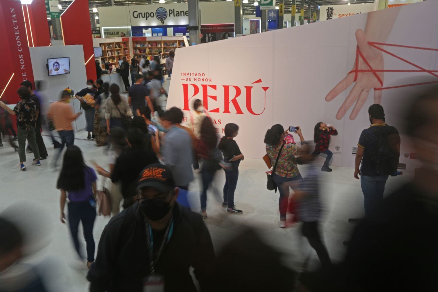 Asistentes a la edición 35 de la Feria Internacional del Libro de Guadalajara (FIL), que se lleva a cabo en Expo y en donde Perú es el país invitado de honor, recorren los pasillos de tan importante feria cultural.