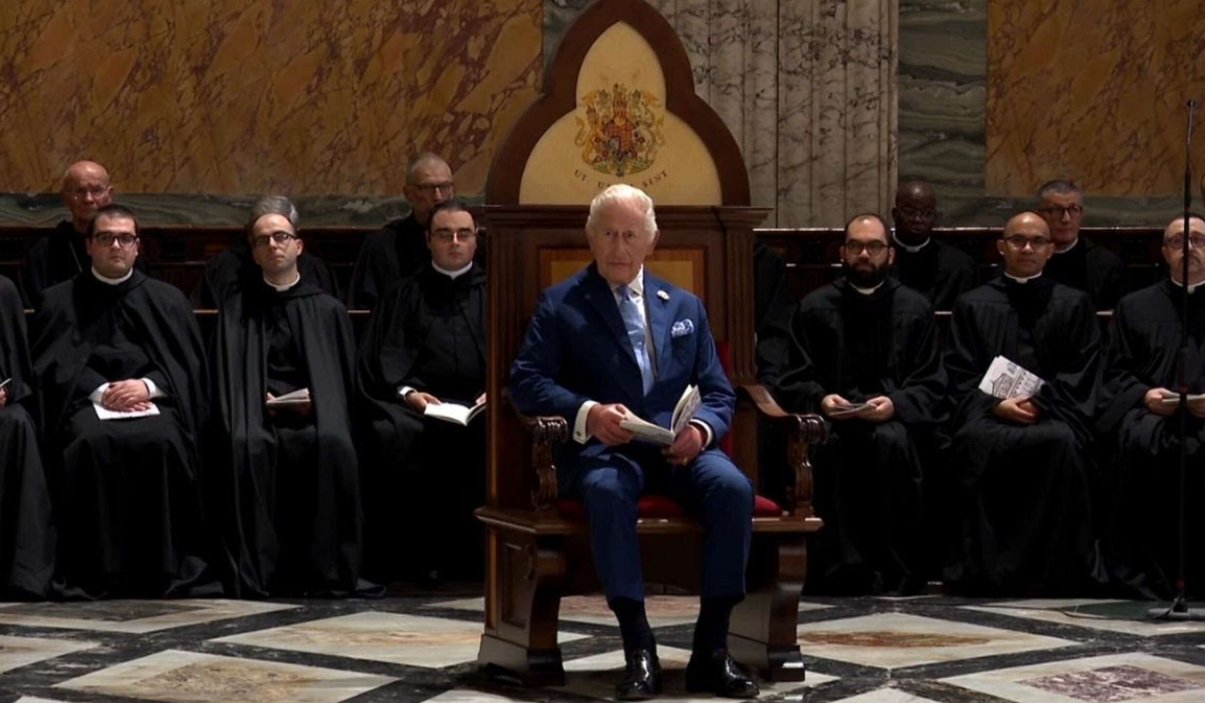 rey carlos iii y papa leon xiv rezando en el vaticano(4).jpg