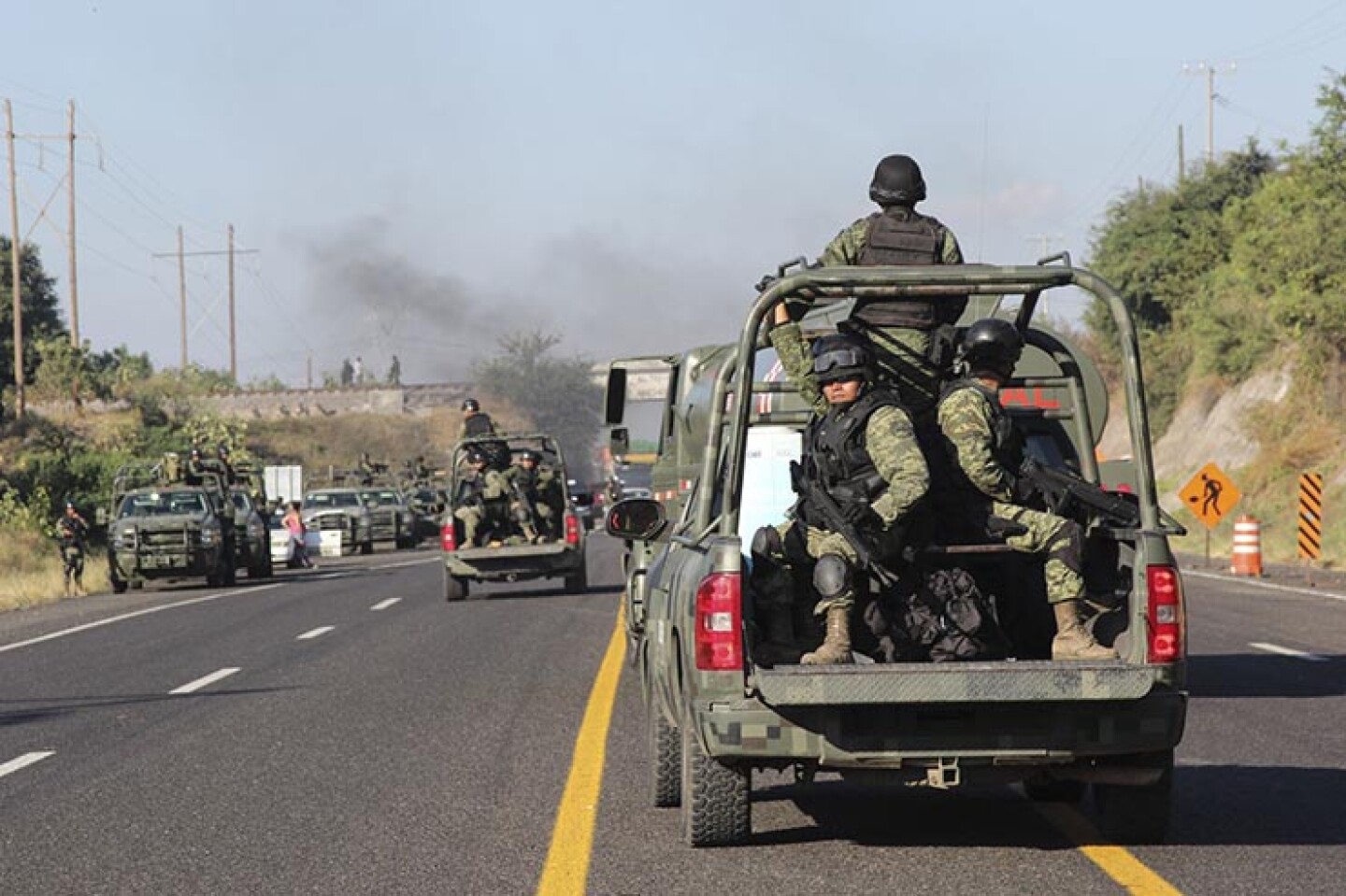 CUATRO CAMINOS, PARACUARO, MICHOACÁN. 11ENERO2014. Al mediodía de este sábado fue reabierta la circulación en la carretera Cuatro Caminos-Apatzingán. Elementos del Ejército Mexicano retiraron el concreto y vehículos con los cuales ayer fue bloquead