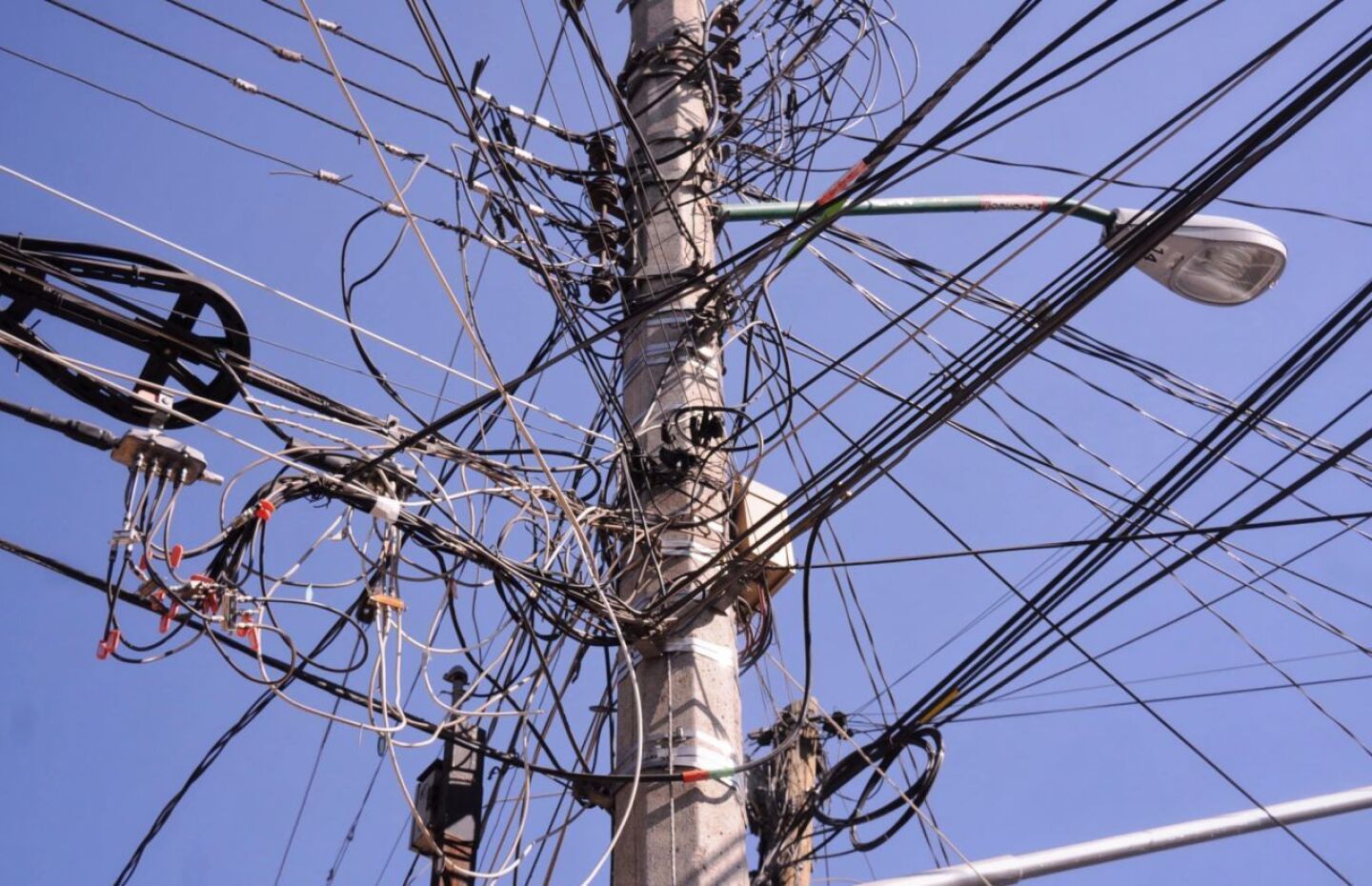 CIUDAD DE MÉXICO, 09ENERO2018.- Vista de un poste de luz lleno de cables de telecomunicaciones.FOTO: DIEGO SIMÓN SÁNCHEZ / CUARTOSCURO.COM
