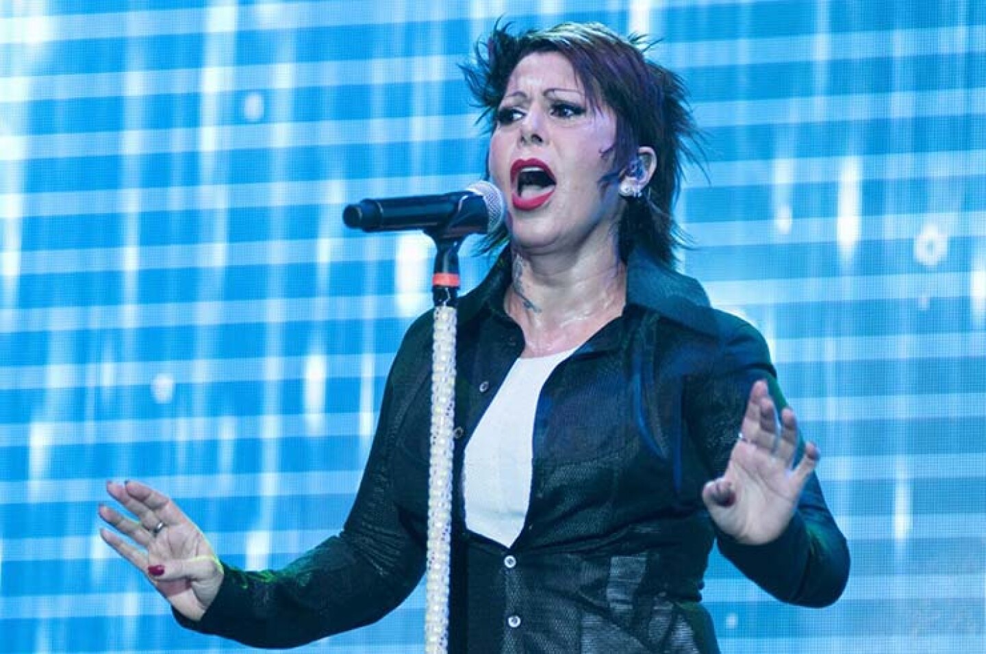 MÉXICO, D.F., 18SEPTIEMBRE2015.- Alejandra Guzmán presentó ante los medios de comunicación su nueva producción discográfica titulada "A más no poder", durante el evento la rockera cantó algunas de sus nuevas canciones. Su madre Silvia Pinal la aco