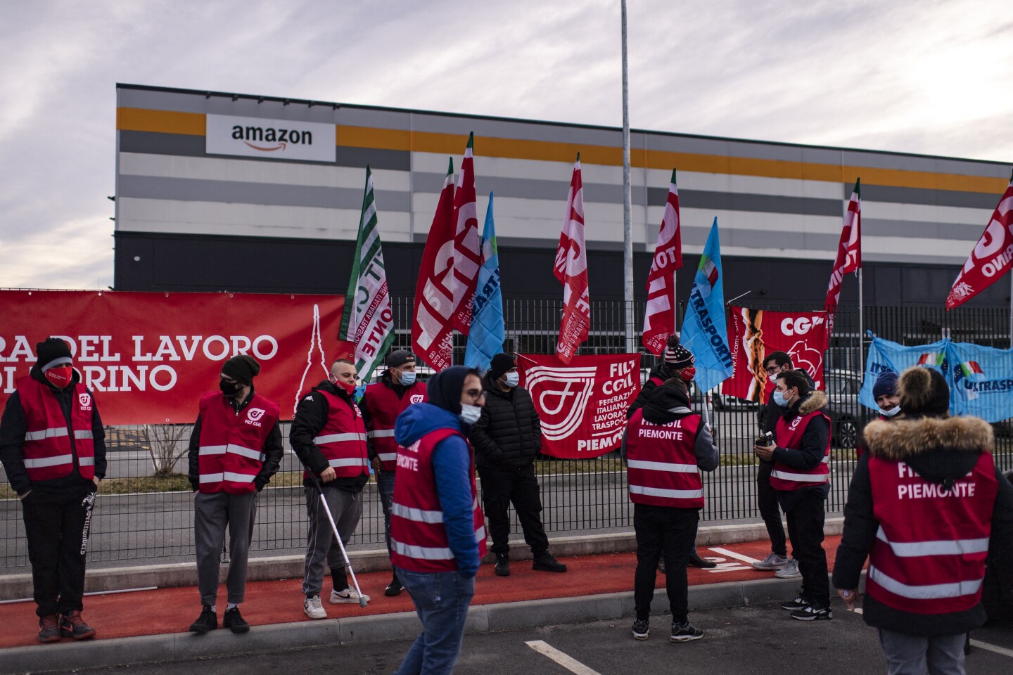 Con huelga, trabajadores de Amazon exigen mejores condiciones