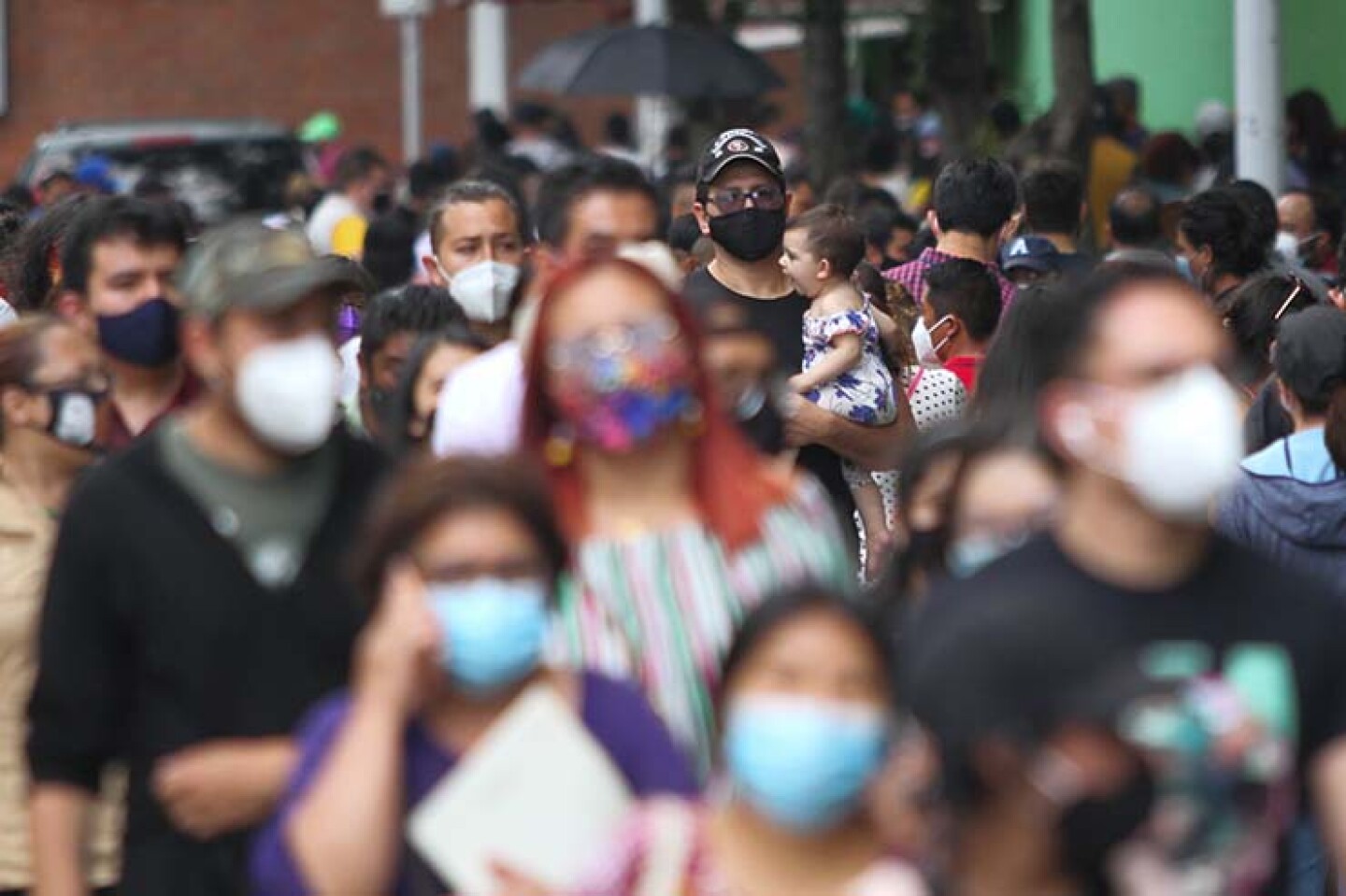 Por segundo día consecutivo, miles de jóvenes realizaron filas de aproximadamente dos horas para recibir la primera dosis de la vacuna P-fizer BioN-Tech contra Covid-19 en la Deportiva de Xochimilco