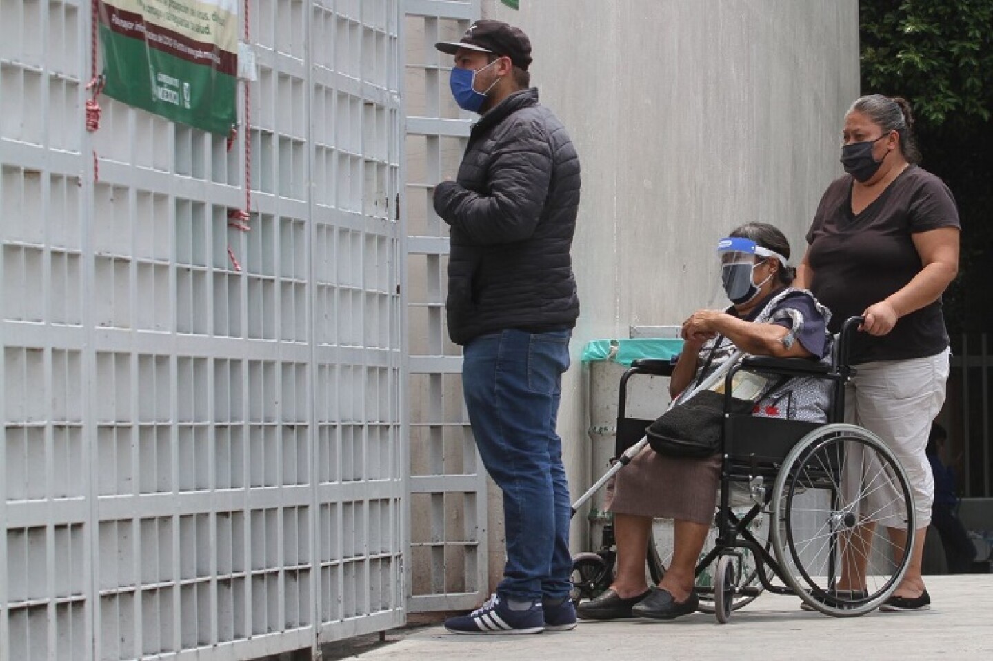 Tras sismo en la ciudad, hospitales reanudan actividades de atención por COVID-19.