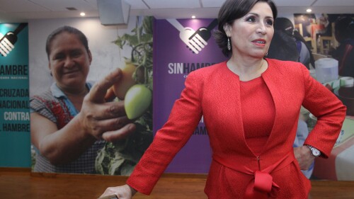 Rosario Robles, acusada de desvÌo de dinero p˙blico en MÈxico sale de prisiÛn