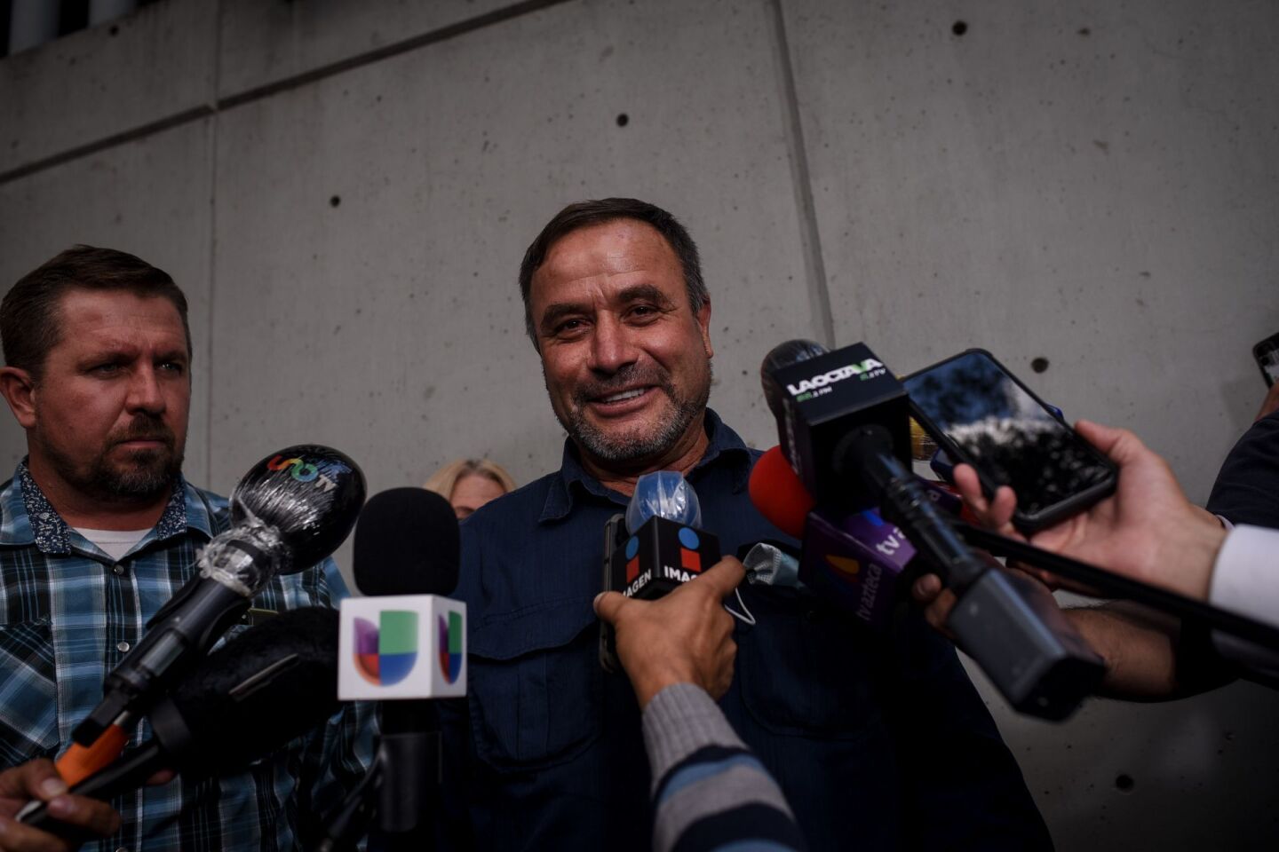 Lenzo Widmar y Adrián LeBarón, familiares de las víctimas de la matanza ocurrida a finales del año pasado en el estado de Sonora, al término de una reunión con autoridades de la Subprocuraduría Especializada en Investigación de Delincuencia Organizada. Adrián LeBarón estuvo acompañado de su esposa Loreta LeBarón y de su suegro Kenny Miller.