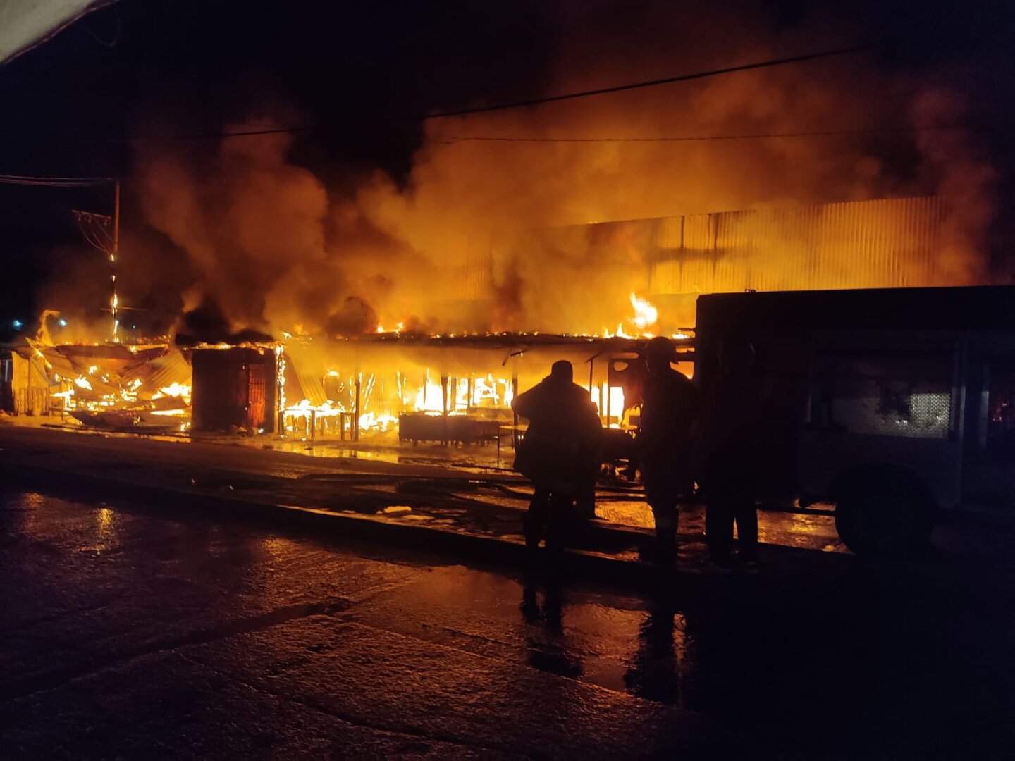 Incendio consume 20 puestos en Central de Abastos de Acapulco