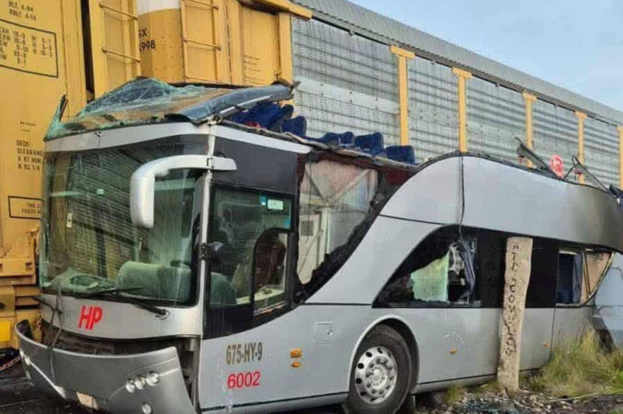 tren-arrolla-autobus-de-pasajeros-en-atlacomulco-edomex-9-muertos-y-mas-de-40-heridos