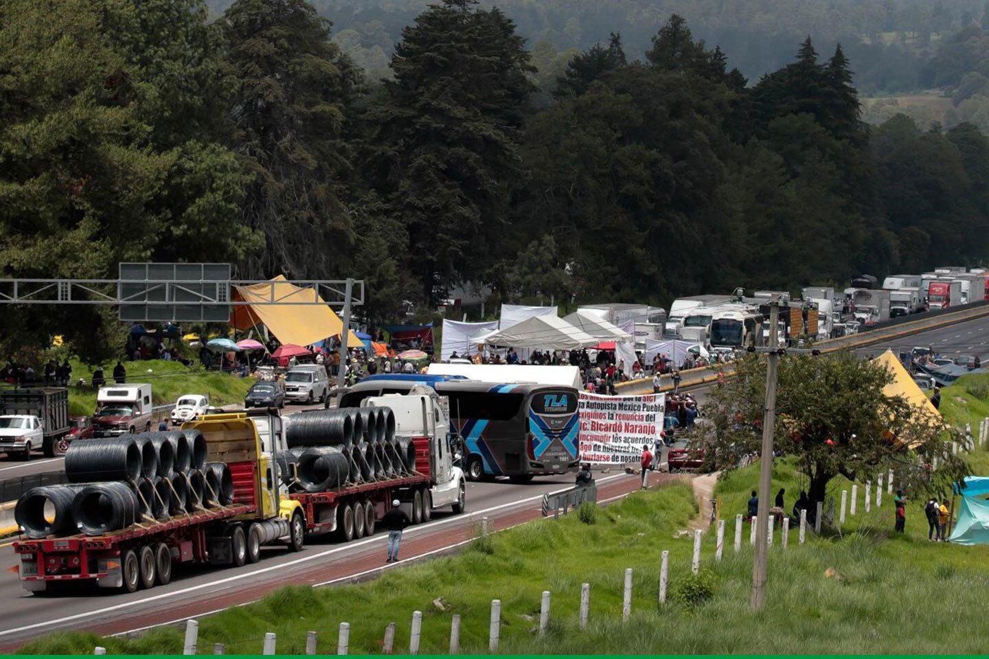 Bloqueo-en-la-autopista-México-Puebla.jpg