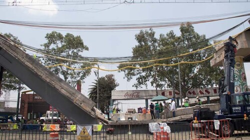Remoción de escombros de la zona colpsada de la línea 12 del Metro