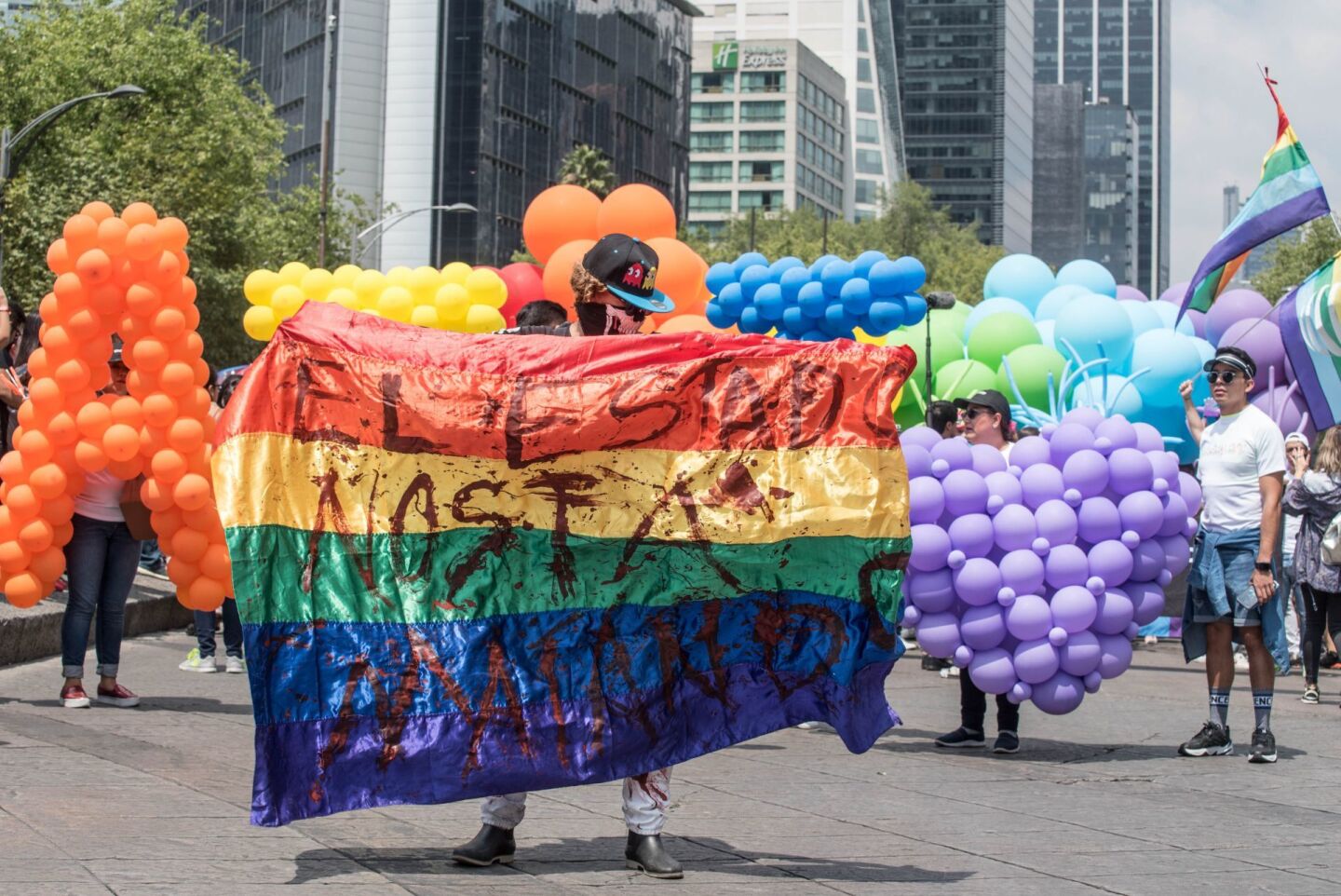 CIUDAD DE MÉXICO, 29JUNIO2019.- Miles de personas asistieron esta tarde a la 41 Marcha Pride Orgullo LGBTTTI realizada del Ángel de la Independencia rumbo al Zócalo. El origen de la marcha se dio a partir de 1969 por los operativos de policías que generaron disturbios en contra de homosexuales en el bar Stonewall en Nueva York, dicho enfrentamiento se convirtió en emblema de la comunidad gay en defensa de sus derechos, y a un año de suceso se realizó la primer macha del orgullo gay en Los Ángeles y Nueva York. En México, fue hasta 1979 después de surgir el Frente Homosexual de Acción Revolucionaria, cuando se realizó la primera marcha del orgullo homosexual organizado por el Frente Homosexual de Acción Revolucionaria, OIKABETH (Movimiento Lésbico Feminista en México) y el Grupo Lambda de Liberación Homosexual.FOTO: MARIO JASSO /CUARTOSCURO.COM