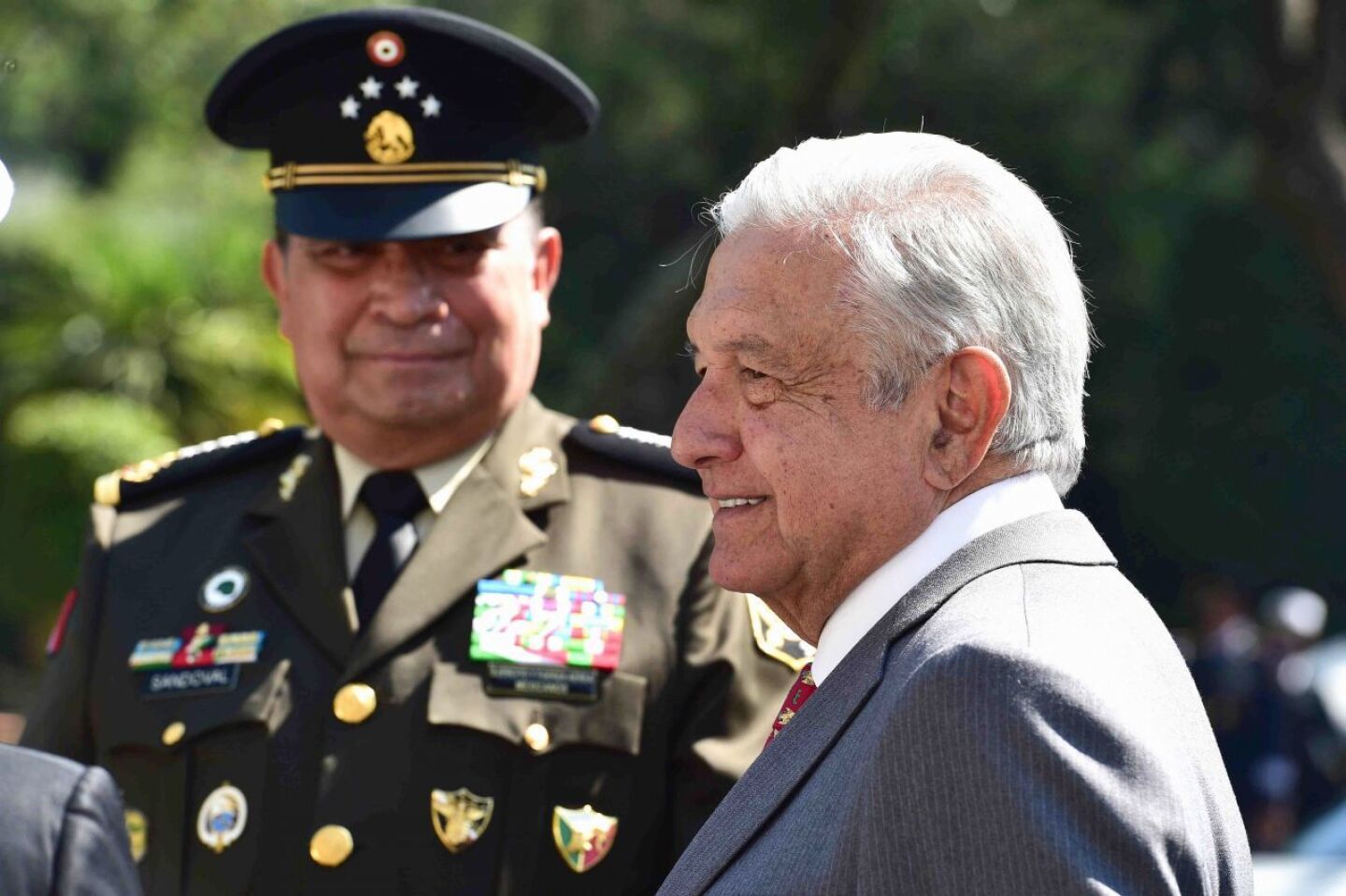 Andrés Manuel López Obrador, presidente de México, y Luis Cresencio Sandoval González, secretario de la Defensa Nacional, encabezaron la ceremonia por el "Día de la Bandera" en el Campo Deportivo Militar Marte.