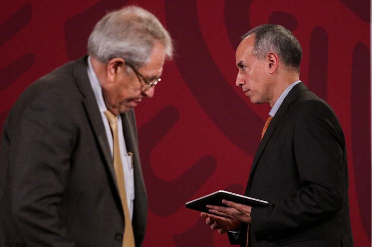 Jorge Alcocer, secretario de Salud, y Hugo López-Gatell, subsecretario de Prevención y Promoción a la Salud, adurante la conferencia de prensa en Palacio Nacional