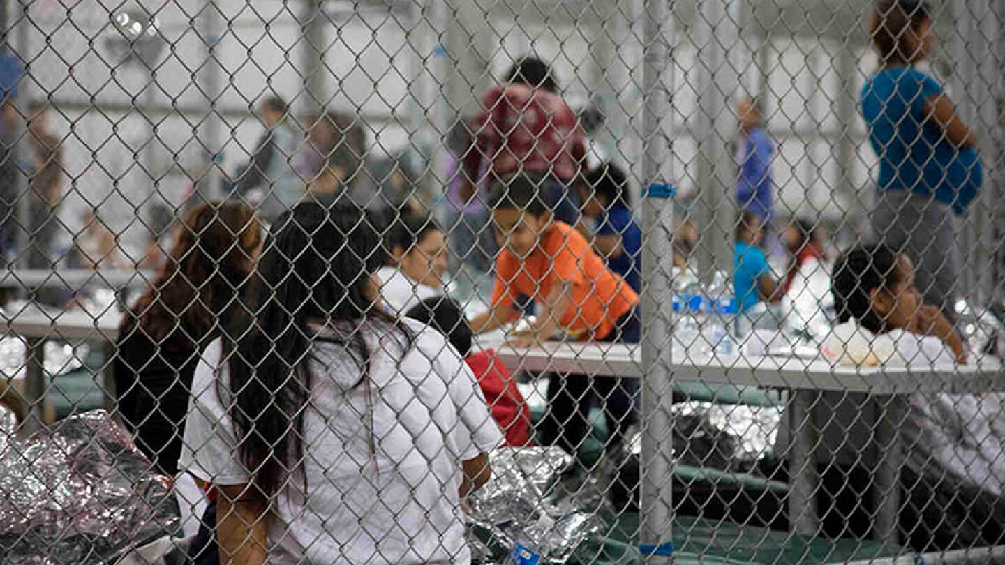 Mujeres y niños en un centro de detención ICE en Estados Unidos | Foto: AFP.