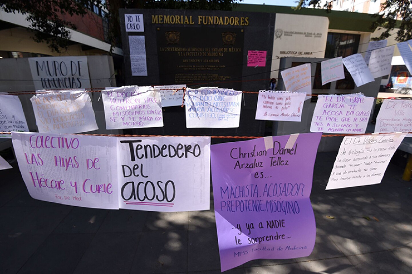 Estudiantes de la Facultad de Medicina de la UAEM instalaron un tendedero de denuncias por acoso y hostigamiento.