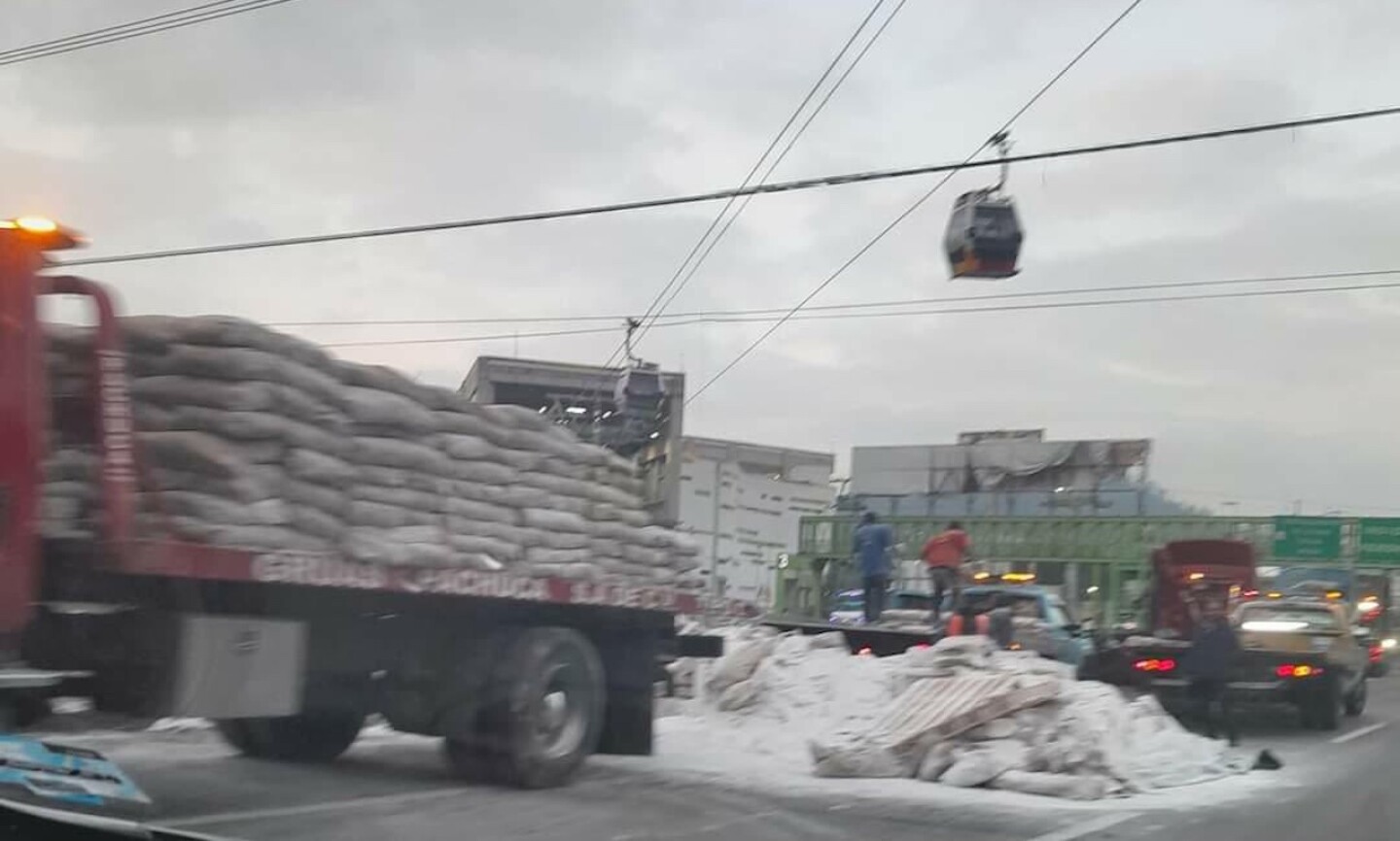 accidente-mexico-pachuca-camion-vuelca-en-rio-de-los-remedios